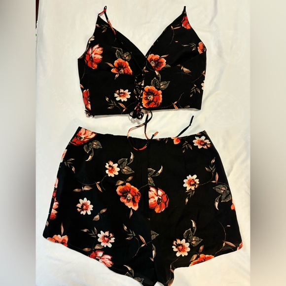 Black Floral Two Piece Skort Set 🌺 - Picture 2 of 6